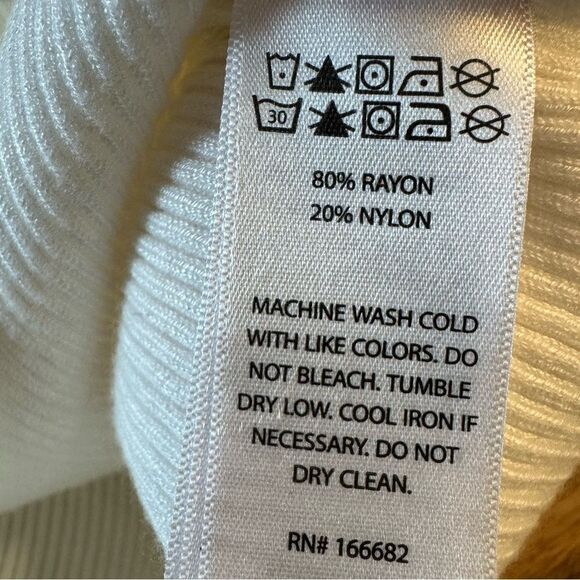 Halston Ribbed Sweater. Size Small - Picture 10 of 10